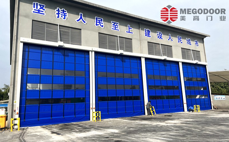 柔性堆積門：大型快速卷簾門的高效解決方案插圖